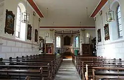 Vue intérieure de la nef vers le chœur.