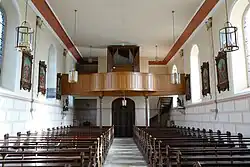 Vue intérieure de la nef vers la tribune d'orgue.