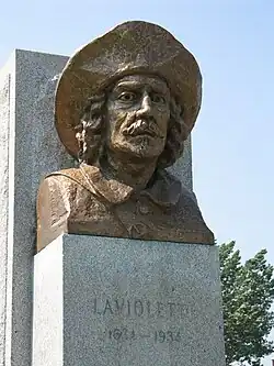 Buste de Laviolette, en face du bureau de poste de Trois-Rivières. La statue a été érigée en 1934, à l'occasion du tricentenaire de la ville.