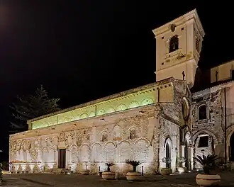 La cathédrale éclairée la nuit.