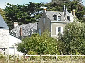 Aperçu du château de Tuloc et de la propriété voisine du manoir de Kerpondarmes sur la gauche en premier plan.