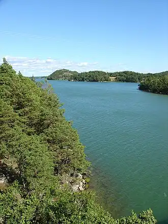 Vue depuis le pont de Kirveenrauma, la rive de Nimetön à gauche et l'île d'Airismaa et Uutiskuvanvuori de l'autre côté du détroit.