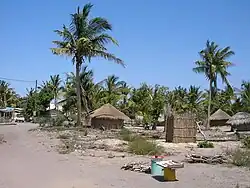Vue aérienne de la ville de Vilanculos et de son littoral, Mozambique. Dunes de sable rouges près de Vilanculos donnant sur l’océan Indien, Mozambique Check Inn Vilanculos, un hébergement à Vilanculos, Mozambique Villas en bord de plage sur la côte de l'océan Indien au Mozambique Maisons et rues typiques à Vilankulo.