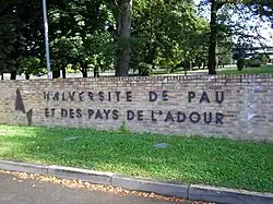 L'entrée sud de l'université.