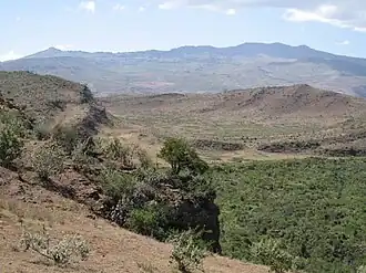 Vue vers le sud au travers des badlands avec l'Eburru en arrière-plan.