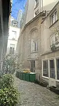 vestige de la chapelle de l'hospice des Enfants-Rouges, au no&nbsp;90.