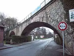 ...on franchissait d'abord un court viaduc...