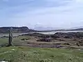 Vue depuis Colonsay. Oronsay se trouve à droite et l'île de Jura peut être aperçue au loin.