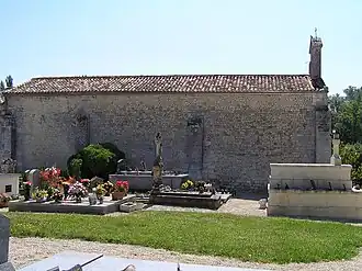 L'église au milieu du cimetière