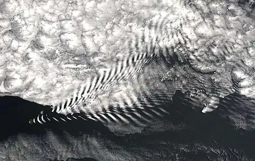 Vue par satellite météorologique de nuages en bandes formés dans une onde orographique