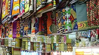 Magasin de tissus, au marché de St Louis[32]