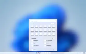Capture d'écran de Windows 11 montrant la nouvelle barre des tâches et le nouveau menu démarrer.
