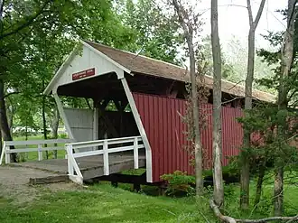 Le pont Cutler-Donahoe dans le parc de la ville de Winterset.