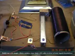 Récepteur AM à diode et lame de rasoir illustrant le summum de la simplicité en matière de démodulation AM.