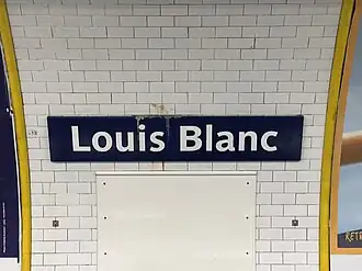 Plaque émaillée indiquant le nom de la station.