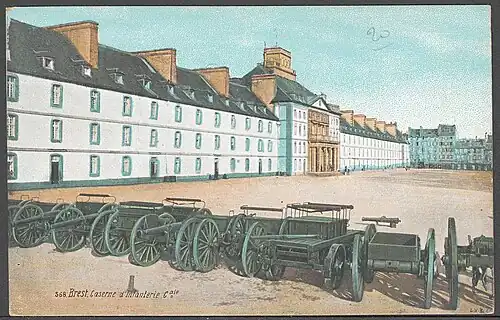 La cour de la caserne.