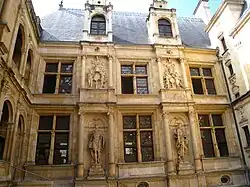 Cour de l'hôtel d'Escoville à Caen (1533-1540).