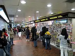 Philippines vendant et achetant des CD dans la galerie marchande.
