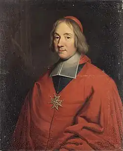 Peinture. En buste. Calotte rouge, camail rouge laissant apparaître le haut de la soutane noire à liseré rouge.