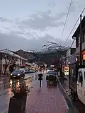 Une rue d'Esquel le soir.