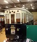 La motrice n°6 du train bleu (conservée au musée de l'automobile Henri-Malartre) ; on voit en haut la perche retenue baissée par un crochet.