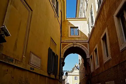 Vicolo Scanderbeg med Arco della Dataria.