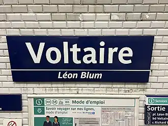 Plaque émaillée indiquant le nom de la station et son sous-titre.