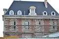 Vue d'en face du château en rénovation