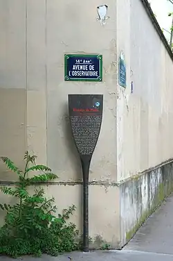 Panneau Histoire de Paris (maison du Fontainier) à l'angle de l'avenue de l'Observatoire et de la rue Cassini.