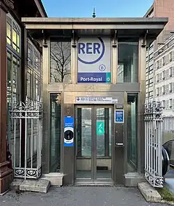 L'ascenseur de l'accès no&nbsp;1.