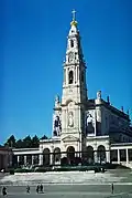 Haute tour de la Basilique de Notre-Dame du Rosaire de Fátima.
