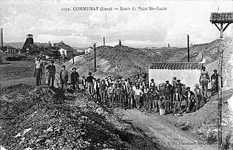 Sortie du puits Sainte-Lucie (à droite) en 1911. Le puits Espérance est visible au fond à gauche.
