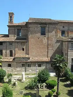 Le clocher avec le couvent devenu le musée civique.