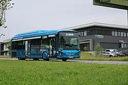 Photographie en couleurs d’un autobus articulé avec la livrée de 2009