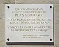 Plaque (en français) commémorant le 50e&nbsp;anniversaire du Plan Marshall (The American Club of Paris - 12 décembre 1997 - Façade du 258 rue de Rivoli à Paris).