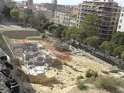 Vue générale du site datant du 7 août 2017, on y voit les principaux vestiges recouverts de géotextile et de sable destinés à la protection.