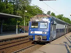 Une rame d'anciennes VB 2N en provenance de Paris arrive en gare.
