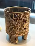 vase tripode incisé
