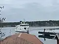 SAT Nämdö - le bateau de Waxholmsbolaget arrive à l’embarcadère de Sands