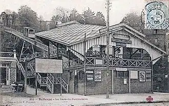 La gare basse du funiculaire. Le quai de départ était surélevé de 3,5&nbsp;m, ce qui permettait au funiculaire de passer au-dessus de la ligne des Coteaux...