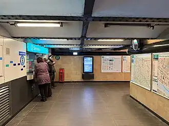 Salle de distribution des titres de transport.