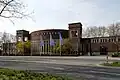 Façade aux tours jumelles du côté est de la Rheinterrasse.