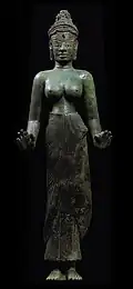 Tārā (?). Đồng Dương, fin IXe - déb. Xe&nbsp;siècle. Bronze incrusté d'or, d'argent et de pierres semi-précieuses. H. 115&nbsp;cm. Musée, Đà Nẵng[24]