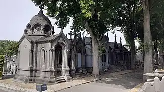 Allée 3 du cimetière de Roubaix.