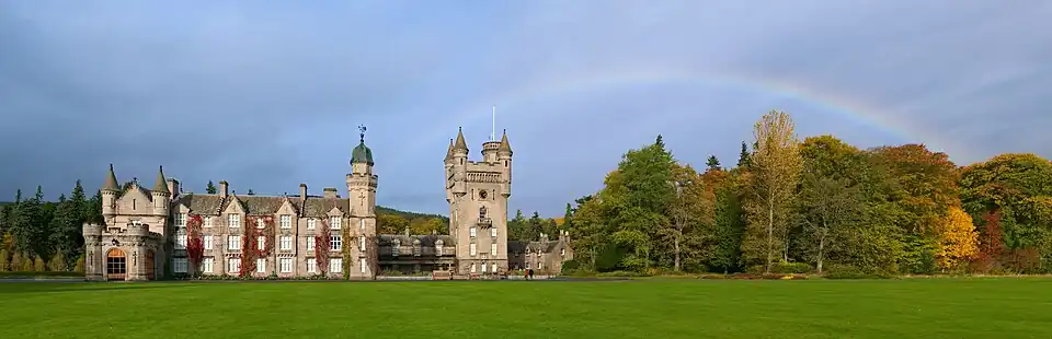 Un arc-en-ciel au dessus de la façade principale du château de Balmoral.