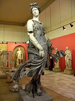 Statue de danseuse. Marbres blanc et noir. IIe&nbsp;siècle. H. 2,25&nbsp;m