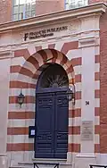 Le portail de la rue des Lois.