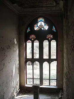 Grande fenêtre au-dessus de l'escalier central