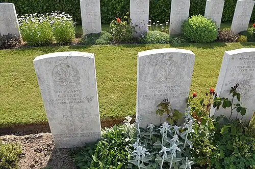 Tombes de deux soldats du corps médical de l'armée canadienne tombés en avril 1918.
