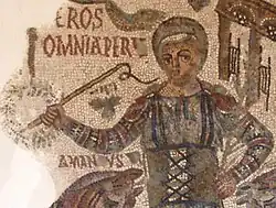 Détail d'une mosaïque, personnage portant un fouet dans une main et une couronne dans l'autre